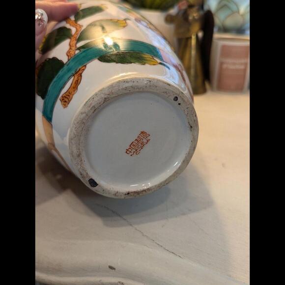 VINTAGE CHINESE PORCELAIN  CERAMIC VASE APPLES AND BUTTERFLIES EXCELLENT... - Picture 5 of 7